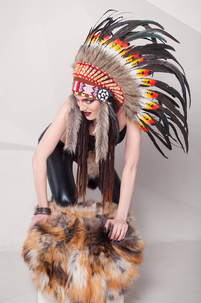 Indianka z tradycyjnych makijaż i fryzura, patrząc z boku. Red Indian kobieta z roach na głowie - Zdjęcie, obraz