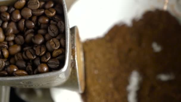 Koffie is geplet in een koffiemolen - Video