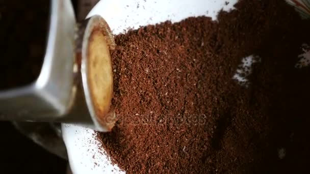 古いコーヒーミルでコーヒー豆を挽く - 映像、動画