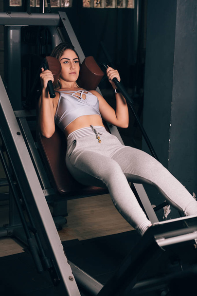 Young fitness woman exercising at the gym - Fotó, kép