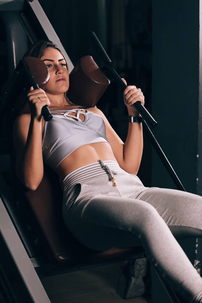 Young fitness woman exercising at the gym - Foto, immagini