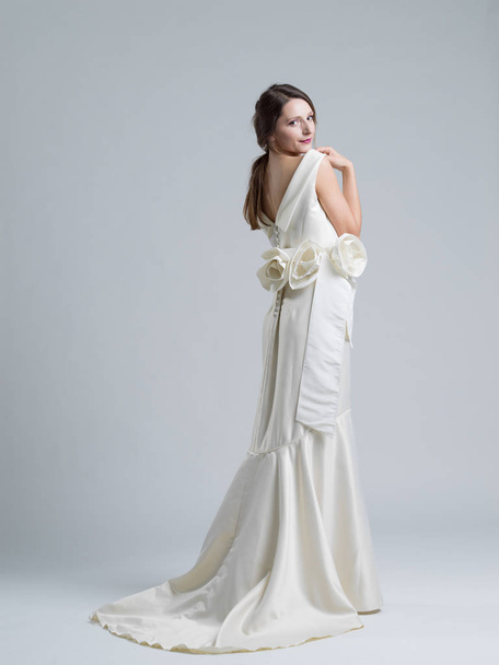 beautiful young woman in wedding dress - Fotoğraf, Görsel