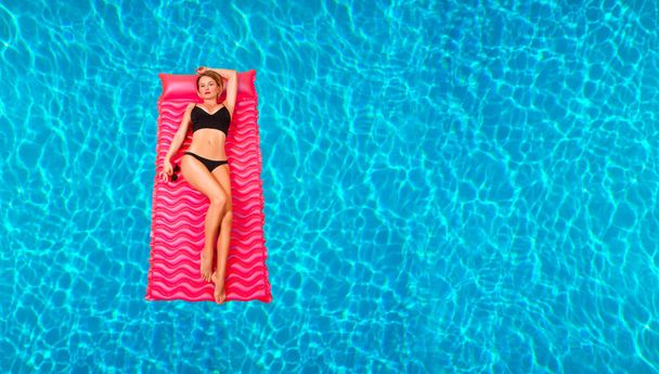 Mulher de biquíni no colchão inflável na piscina
.  - Foto, Imagem