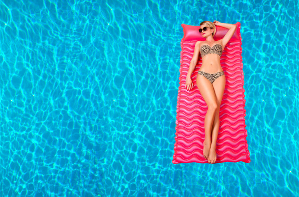 Nő a bikini, a medence felfújható matrac.  - Fotó, kép