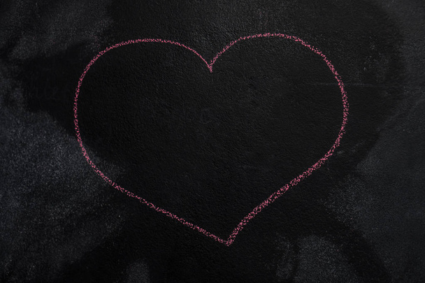 Форма сердца на черной доске
 - Фото, изображение