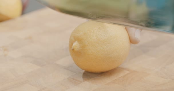  knife cutting a lemon - Video, Çekim