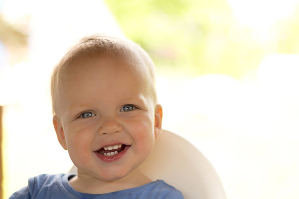Симпатичный улыбчивый мальчик с 8 зубами, смотрящий в камеру
 - Фото, изображение