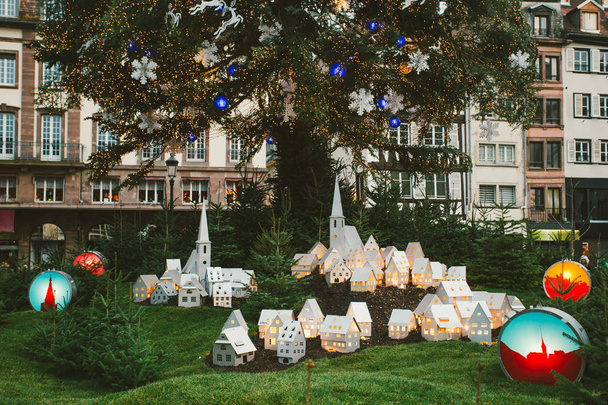 Tradiční vánoční trh atmosféru a hračky dekorace ve Francii s turisty baví - Fotografie, Obrázek