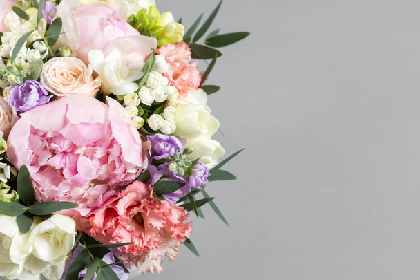 luxuriöse und elegante Bouquet von Rosen und anderen Blumen. Komposition Farben auf grauem Hintergrund. Kopierraum. - Foto, Bild