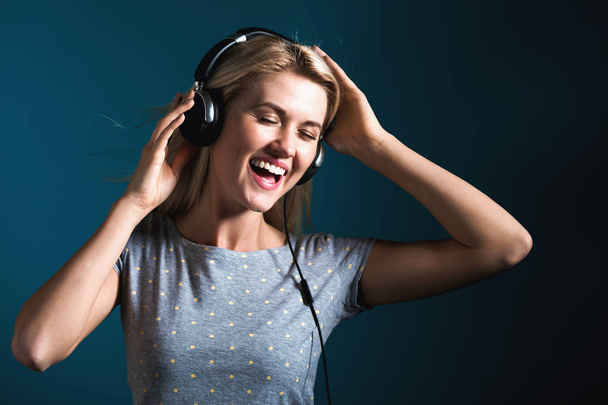 Happy young woman with headphones - Zdjęcie, obraz
