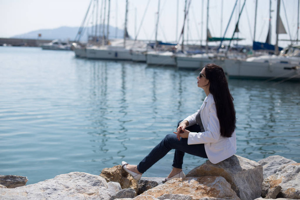 žena oblečená v námořním stylu, posezení u moře - Fotografie, Obrázek