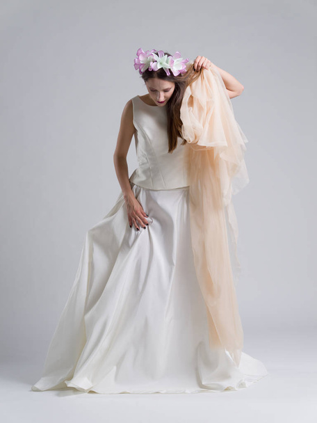 young bride in a wedding dress with a veil - Fotó, kép