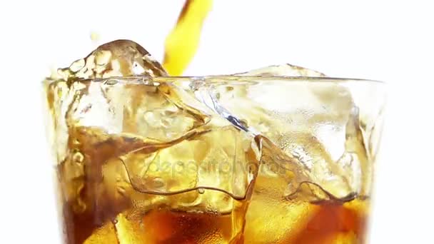 Wylewanie Cola do szklanki z kostkami lodu. - Materiał filmowy, wideo