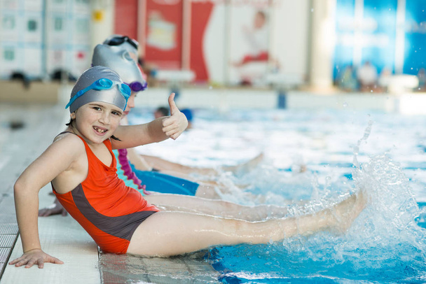 boldog gyermekek gyerekek csoport úszástanulás medence osztály - Fotó, kép