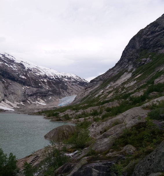 Beautiful norwegian summer landscape with mountain and lake - Φωτογραφία, εικόνα