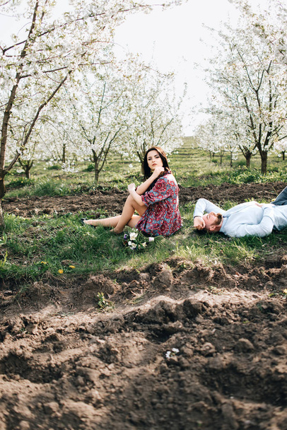 Jeune couple dans le jardin fleuri
 - Photo, image