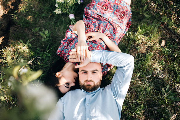 Jeune couple dans le jardin fleuri
 - Photo, image