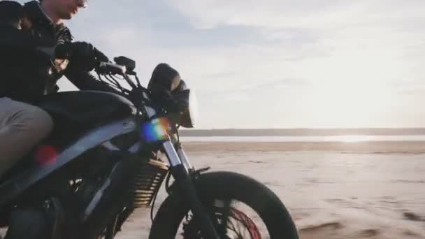 Man Riding motocykla na drogach - Materiał filmowy, wideo