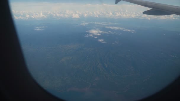 Pohled z okna letadla na horách. - Záběry, video