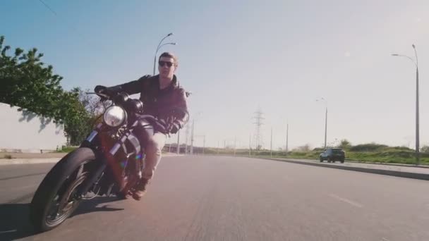 Ο άνθρωπος οδήγηση μοτοσικλέτας στο δρόμο - Πλάνα, βίντεο