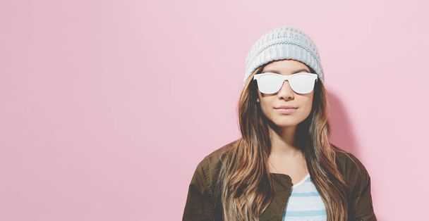 Hipster girl wearing sunglasses and hat - Foto, Imagem