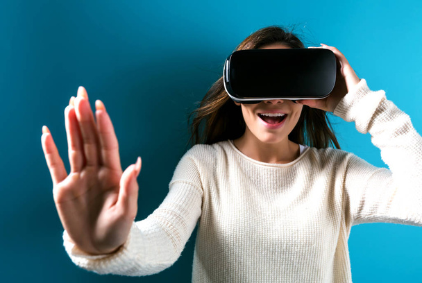 Young woman using virtual reality headset - Foto, afbeelding