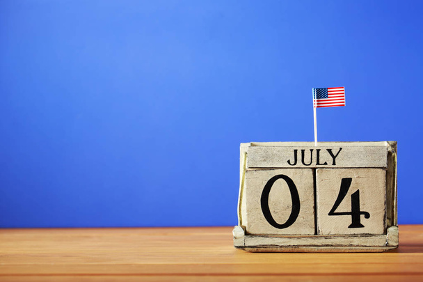 4th of July theme with wood block calendar - Foto, imagen