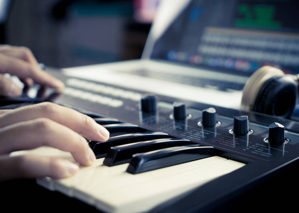 Музичний продюсер співпрацює з синтезатор та ноутбук - Фото, зображення