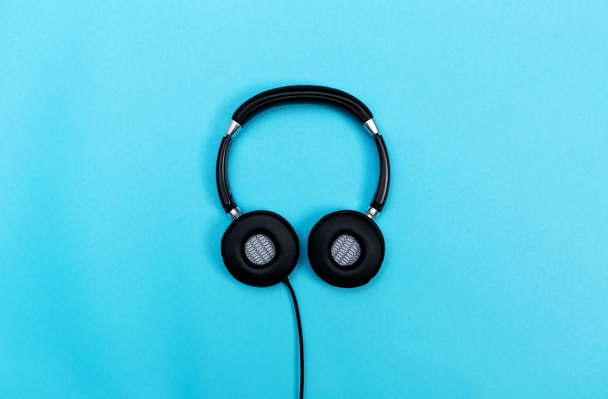 auriculares sobre fondo azul - Foto, Imagen