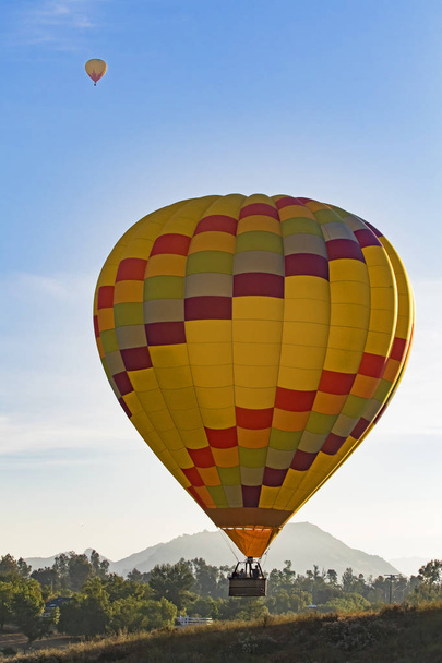 Balloon launch at Wine and Hot Air Balloon Festival over California winery and vineyard - Φωτογραφία, εικόνα