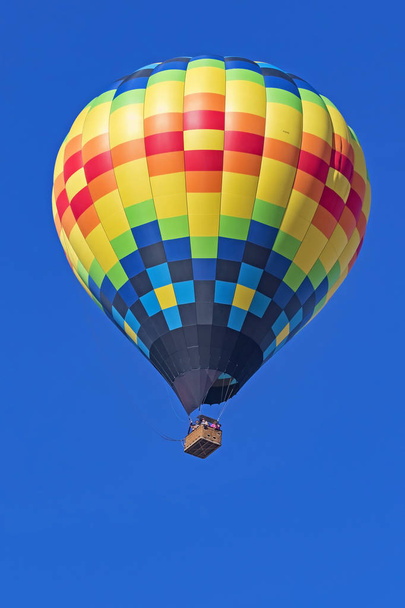 Balão voando sobre vinhas de uva e adega no Hot Air Balloon Festival, na Califórnia
 - Foto, Imagem