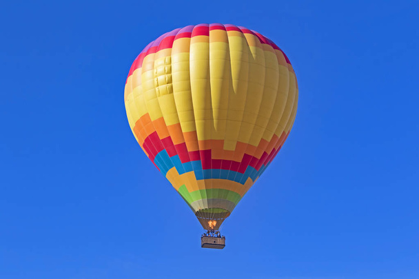 Balloon flying over grape vineyards and winery at Hot Air Balloon Festival in California - Foto, Imagem