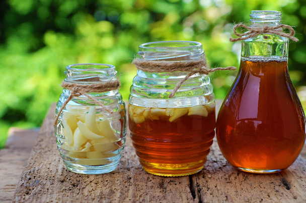 garlic in bee honey, remedy skin care - Foto, Imagen