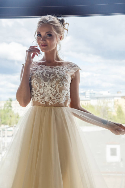 young woman in wedding dress - Zdjęcie, obraz