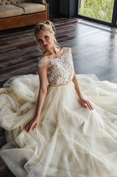 Beautiful young woman in wedding dress - Fotografie, Obrázek