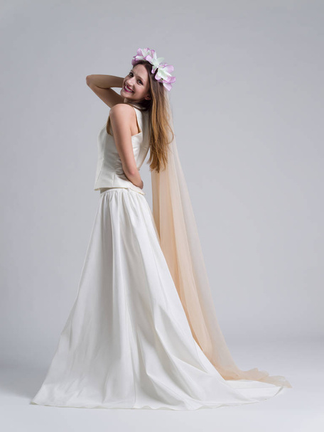young bride in a wedding dress with a veil - Zdjęcie, obraz