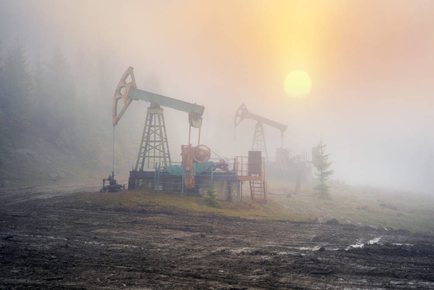 Ölpumpen in den Bergen - Foto, Bild