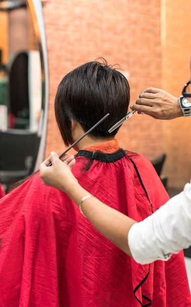 Donna ottenere taglio di capelli corto
 - Foto, immagini