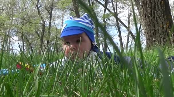 草に隠れている子供 - 映像、動画