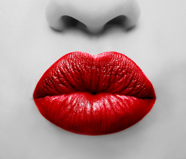 Nuori nainen punaisella huulipunalla  - Valokuva, kuva