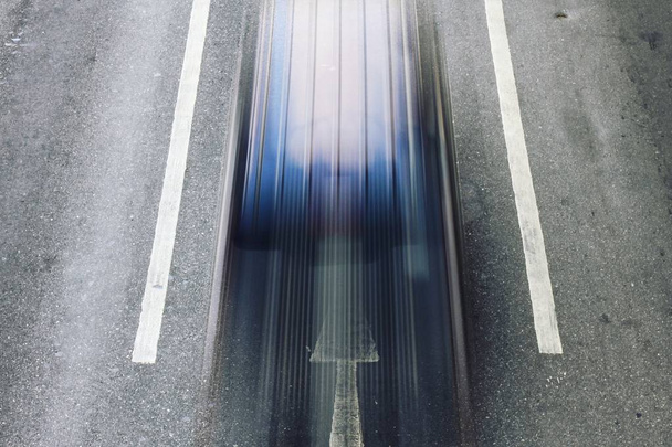 Швидкість руху автомобіля на міській дорозі, вид зверху
. - Фото, зображення