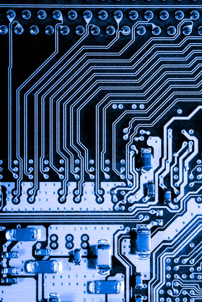 Abstract, Nahaufnahme elektronischer Schaltungen in der Technik auf dem Hintergrund des Mainboards (Logikboard, CPU-Motherboard, Hauptplatine, Systemplatine, Mobo) - Foto, Bild