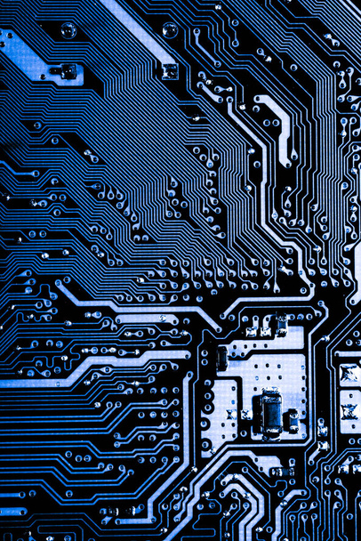 Abstract, Nahaufnahme elektronischer Schaltungen in der Technik auf dem Hintergrund des Mainboards (Logikboard, CPU-Motherboard, Hauptplatine, Systemplatine, Mobo) - Foto, Bild