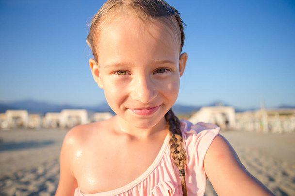 Kis gyerek vesz selfie során nyaralás a strandon - Fotó, kép