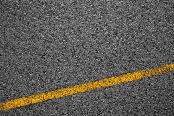 Tekstura tło asfaltu z niektóre drobne ziarno z żółtym paskiem - Zdjęcie, obraz