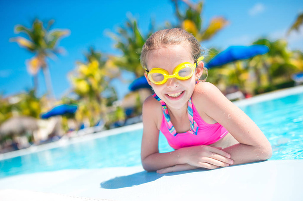 Linda niña divirtiéndose en la piscina al aire libre
 - Foto, Imagen