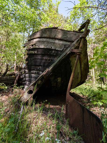 Un vieux naufrage ou un naufrage abandonné
.  - Photo, image