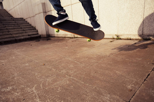 skateboarder riding skateboard - Foto, immagini