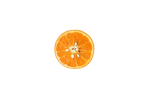 Rebanada de naranja fresca aislada sobre fondo blanco - Foto, Imagen