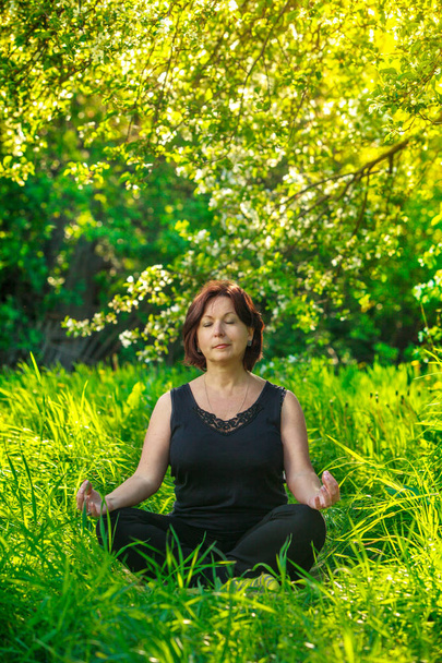 piękna kobieta robi joga na zewnątrz na zielonej trawie - Zdjęcie, obraz